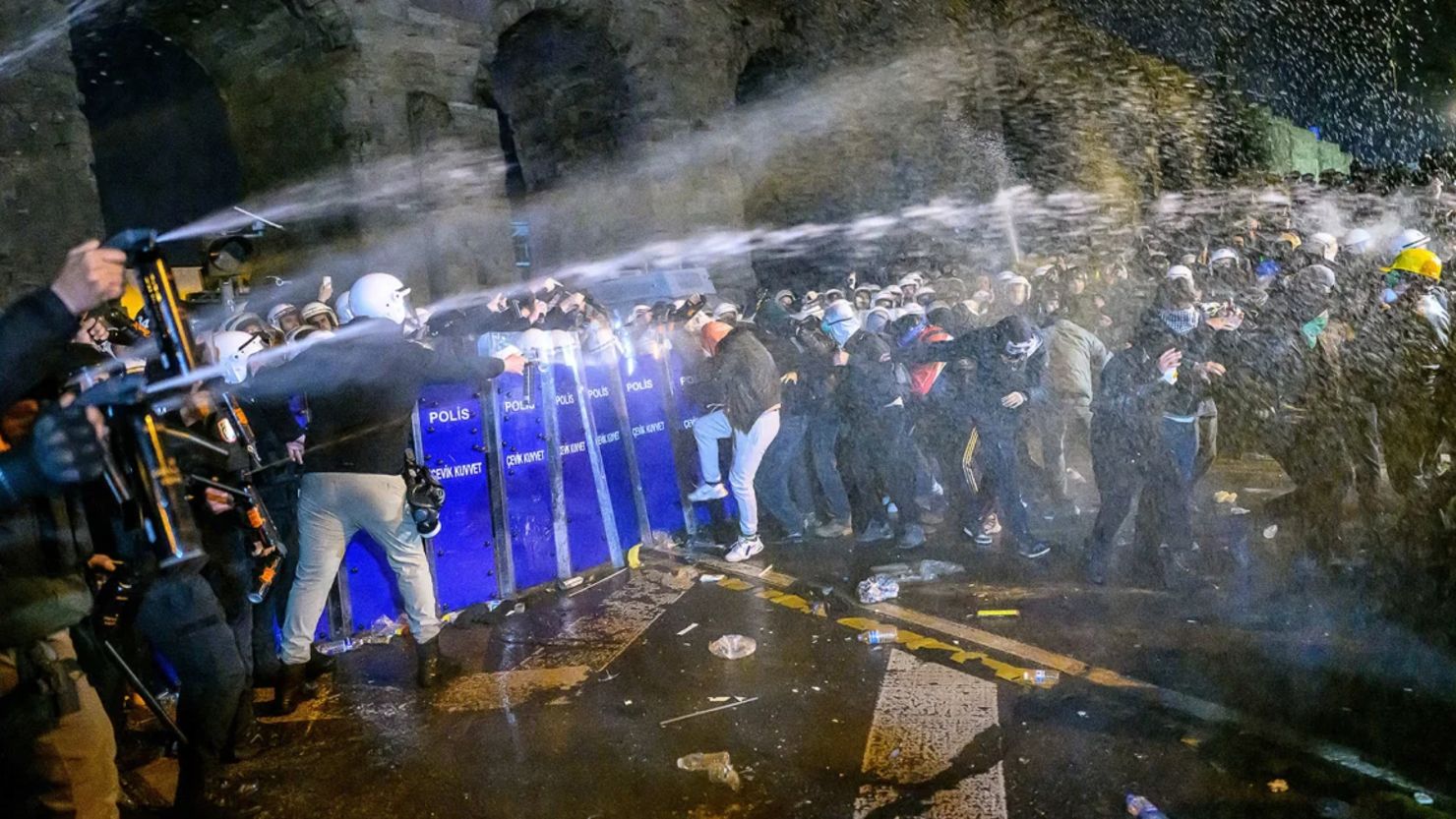 Manifestantes reaccionan a los aerosoles de gas lacrimógeno mientras chocan con la policía antidisturbios durante una manifestación tras la detención del alcalde de Estambul, cerca del ayuntamiento de Estambul, el 21 de marzo de 2025
