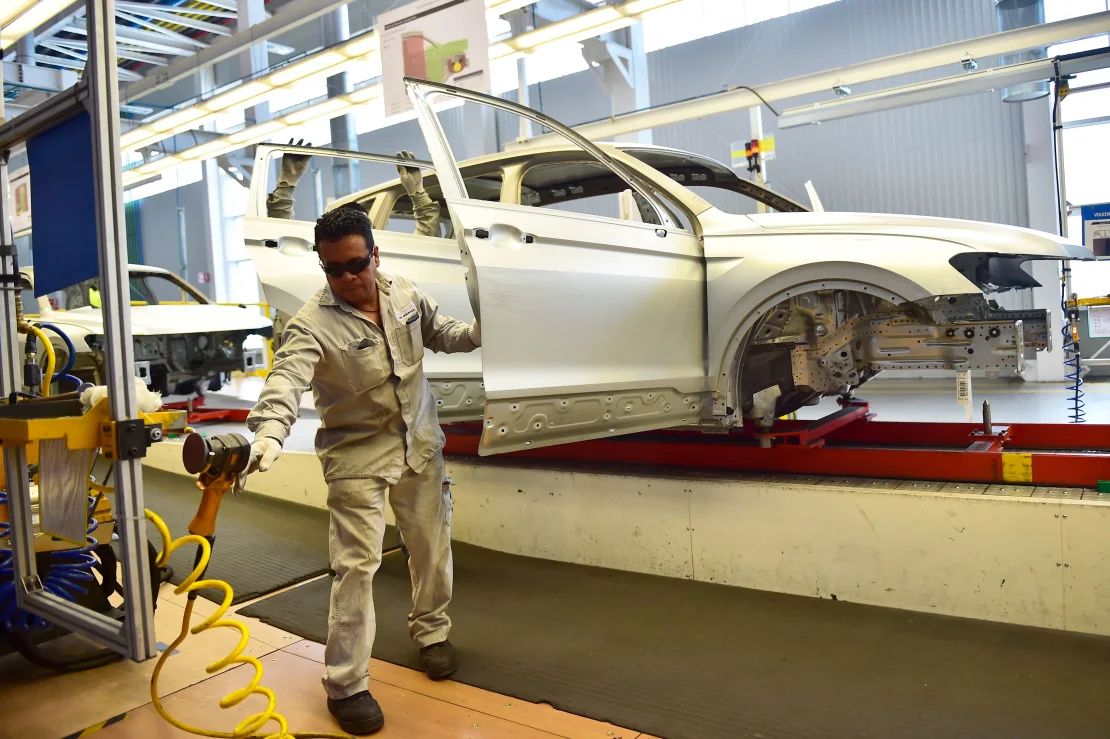 Los empleados trabajan en la línea de montaje de una planta de automóviles en Puebla, México, en marzo de 2018.