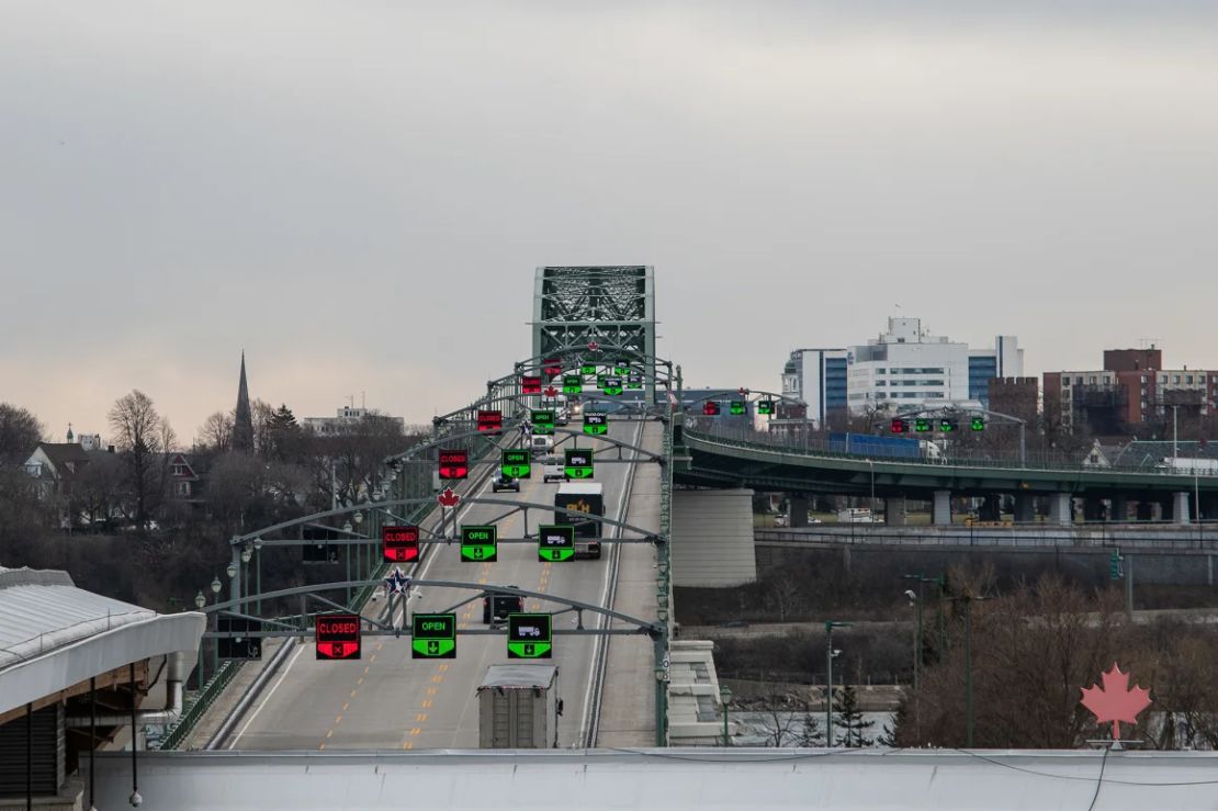 El Puente de la Paz en la frontera entre Canadá y Estados Unidos en Fort Erie, Ontario, se muestra el 2 de abril de 2025. Las cifras recientes muestran una disminución en los cruces fronterizos.