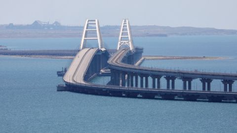 Una inagen muestra el puente de Crimea, una sección del cual fue dañada por un presunto ataque nocturno, como se ve desde la ciudad de Kerch, Crimea, el 17 de julio de 2023.