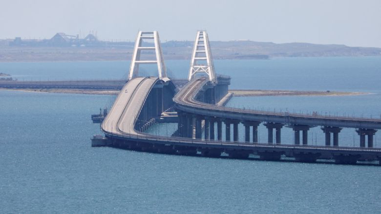 Una inagen muestra el puente de Crimea, una sección del cual fue dañada por un presunto ataque nocturno, como se ve desde la ciudad de Kerch, Crimea, el 17 de julio de 2023.