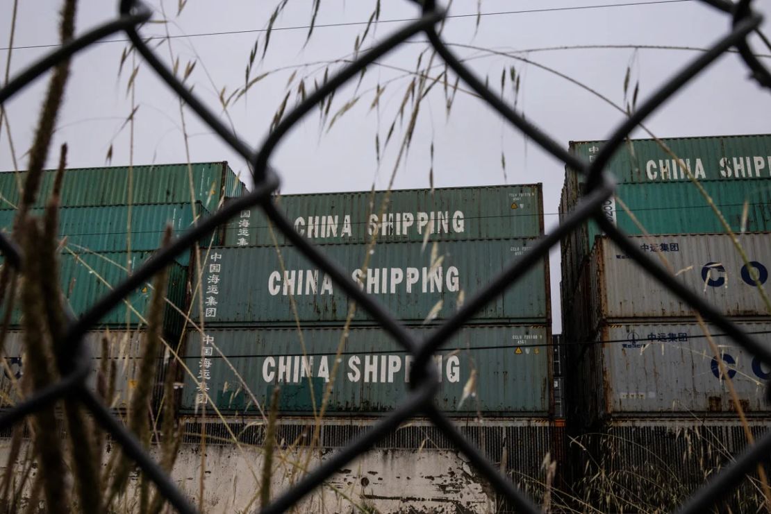 Contenedores de China Shipping en el puerto de Oakland el 12 de mayo de 2025. Es probable que los puertos de todo Estados Unidos experimenten un aumento en las entregas desde China después de que se redujeran temporalmente los aranceles.