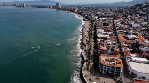 Vista aérea de la costa de Puerto Vallarta, Jalisco, México, el 10 de agosto de 2024.