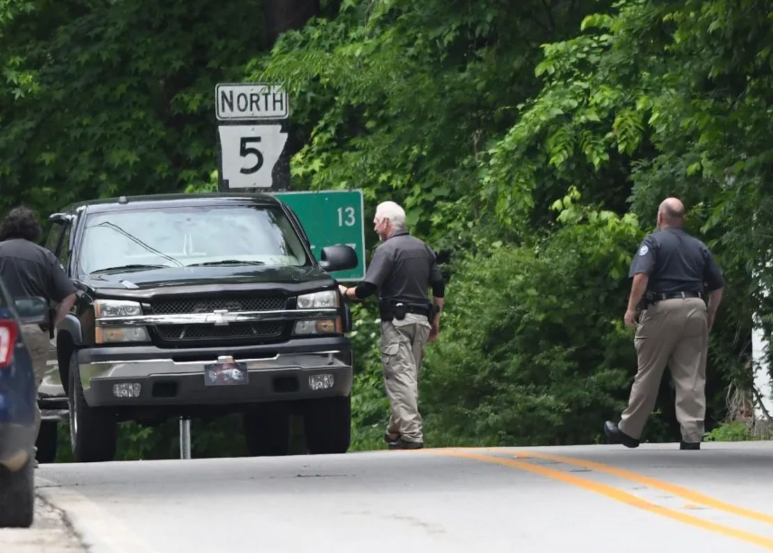 La policía instaló puestos de control en busca del prisionero fugitivo Grant Hardin cerca del centro de Calico Rock, Arkansas, el jueves 29 de mayo.