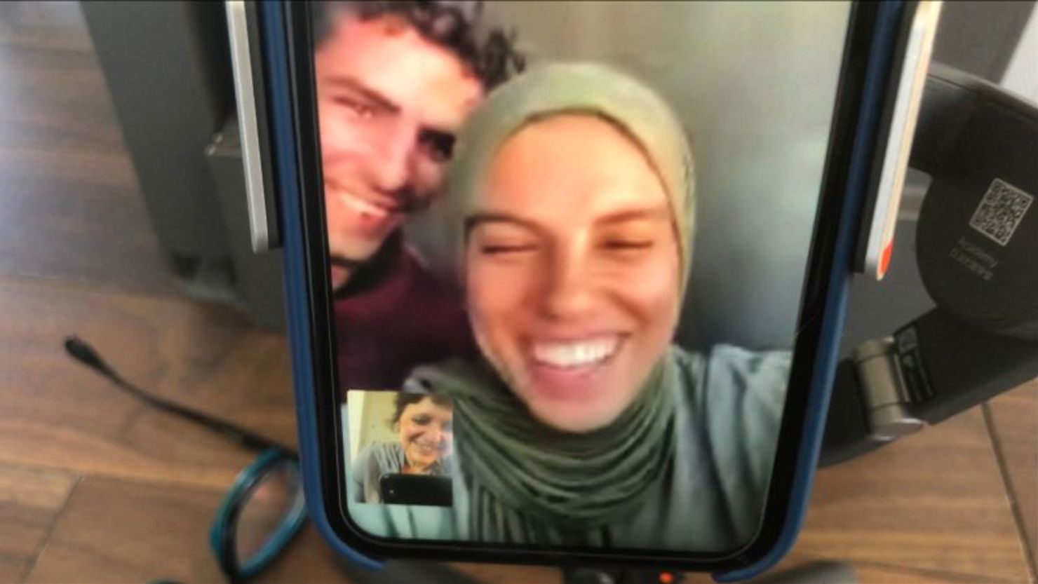 Una foto de Fatima Hassouna y su hermano, compartida por la directora de cine iraní Sepideh Farsi en redes sociales.