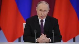 El presidente de Rusia, Vladimir Putin, observa durante las conversaciones ruso-qataríes en el Gran Palacio del Kremlin, el 17 de abril de 2025 en Moscú, Rusia.