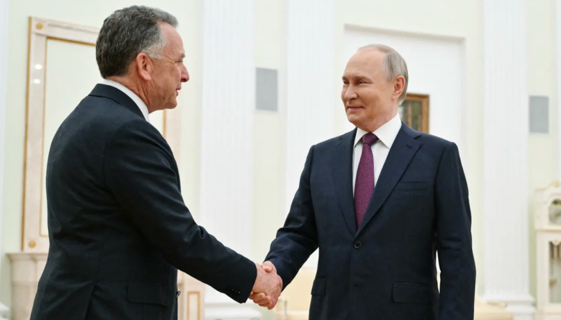 En esta fotografía de grupo distribuida por la agencia estatal rusa Sputnik, el presidente de Rusia, Vladímir Putin, saluda al enviado especial de EEUU, Steve Witkoff, antes de sus conversaciones en Moscú el 25 de abril.
