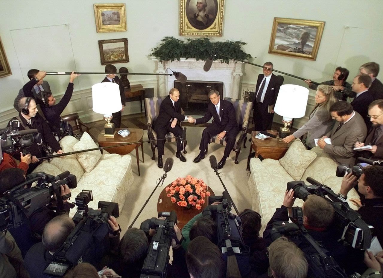 El presidente Vladimir Putin y el presidente George W. Bush se estrechan la mano en la Oficina Oval el 13 de noviembre de 2001.