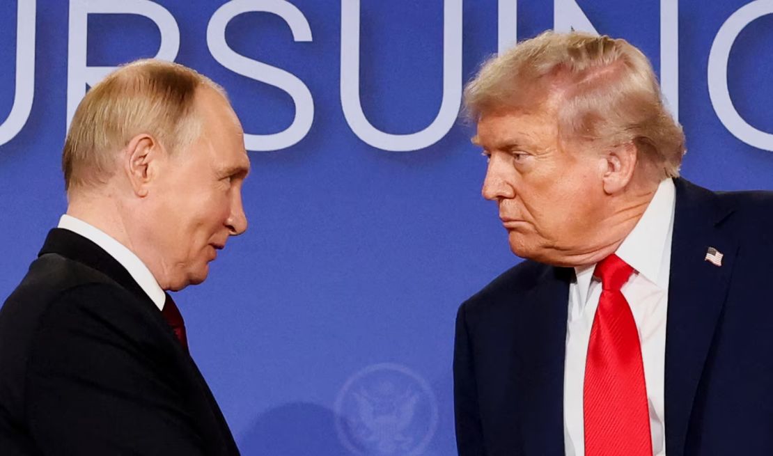 Donald Trump y Vladimir Putin durante una conferencia de prensa posterior a su reunión para negociar el fin de la guerra en Ucrania, en la base conjunta Elmendorf-Richardson, en Anchorage, Alaska, el 15 de agosto de 2025.
