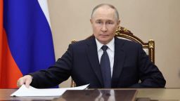 El presidente ruso, Vladímir Putin, preside una reunión con altos funcionarios para abordar las próximas conversaciones de paz con Ucrania en Moscú, Rusia, el 14 de mayo de 2025.