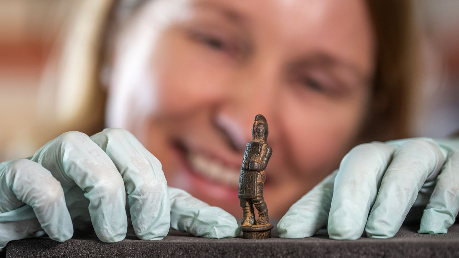 rare-2000-year-old-knife-handle-found-at-hadrians-wall-offers-glimpse-into-gladiator-life