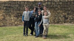 Brittany y Blake Bowen, ambos estadounidenses, se mudaron a Ecuador en 2021 con sus cuatro hijos, que en ese momento tenían entre 11 y 6 años.