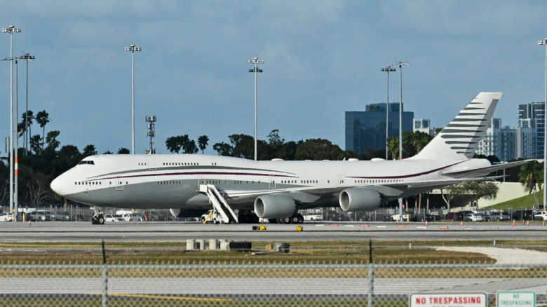 Esta foto del 15 de febrero de 2025 muestra un Boeing 747 en la pista del aeropuerto internacional de Palm Beach después de que el presidente de Estados Unidos, Donald Trump, recorriera la aeronave.