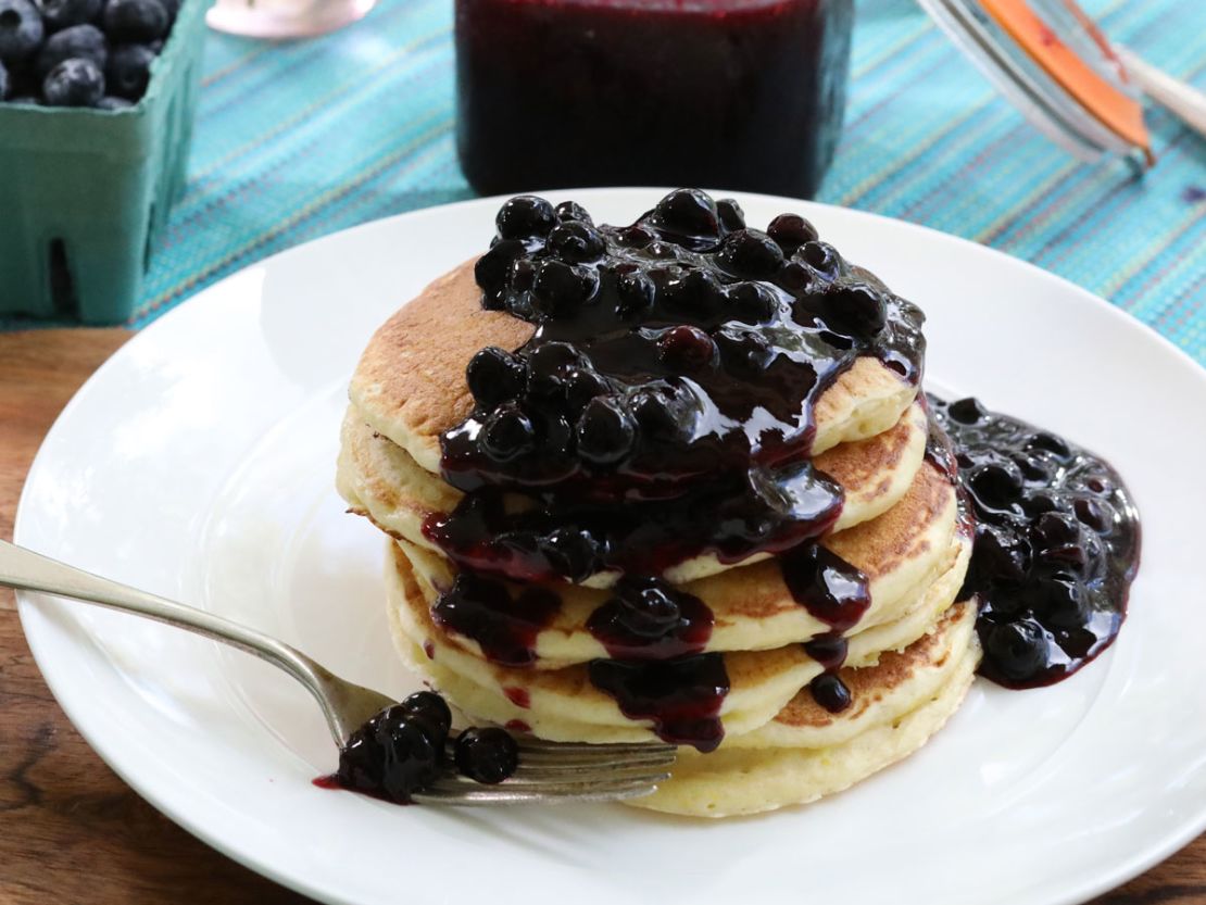 QK303_lemon-ricotta-pancakes-with-blueberry-sauce_s4x3.jpg