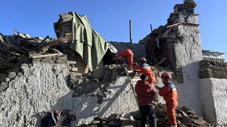Los equipos de rescate buscan sobrevivientes tras un terremoto en el municipio de Changsuo de Dingri en Xigaze, región autónoma del Tíbet, suroeste de China, el 7 de enero de 2025.