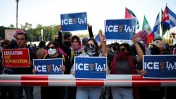 Manifestantes con pancartas se congregaron alrededor del Edificio Federal de Los Ángeles tras múltiples detenciones por parte del Servicio de Inmigración y Control de Aduanas (ICE) en el centro de Los Ángeles, California, el viernes.