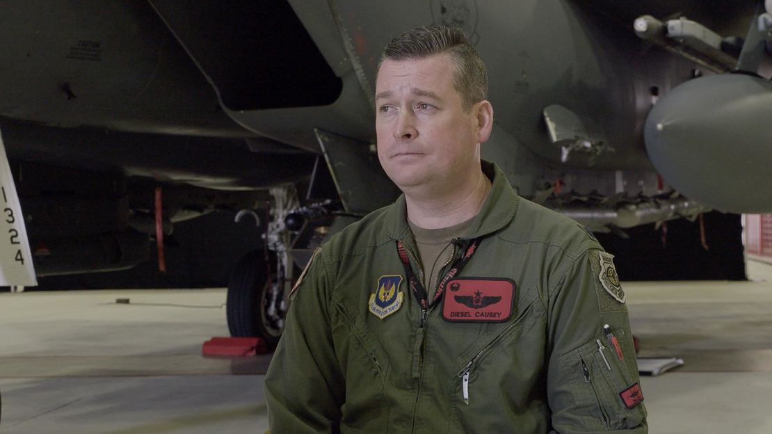 O piloto do F-15, tenente-coronel Timothy “Diesel” Causey, fala à CNN em uma entrevista em 12 de novembro.