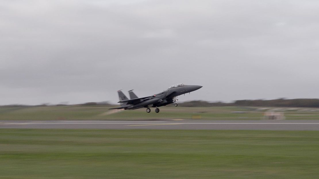 Um F-15 decola da estação Lakenheath da Royal Air Force em Suffolk, Inglaterra, em 12 de novembro.