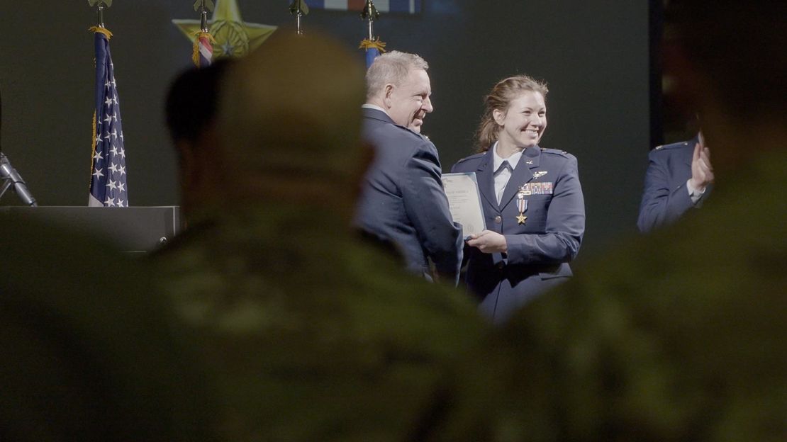 Capitã Lacie “Sonic” Hester recebendo sua medalha Silver Star, a terceira maior condecoração militar por valor em combate, em 12 de novembro.