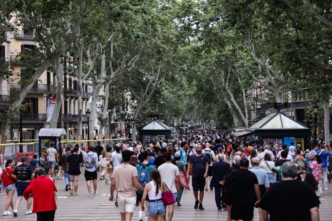 La calle peatonal de La Rambla suele estar abarrotada de turistas.