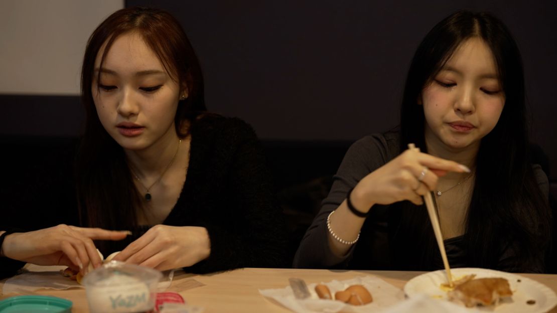 Trainees eat a lunch of eggs and chicken.