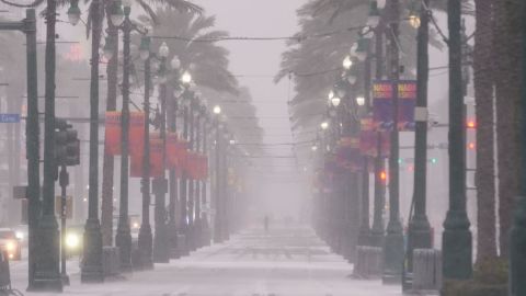 La nieve cubre Canal Street en el centro de Nueva Orleans, el martes 21 de enero de 2025.