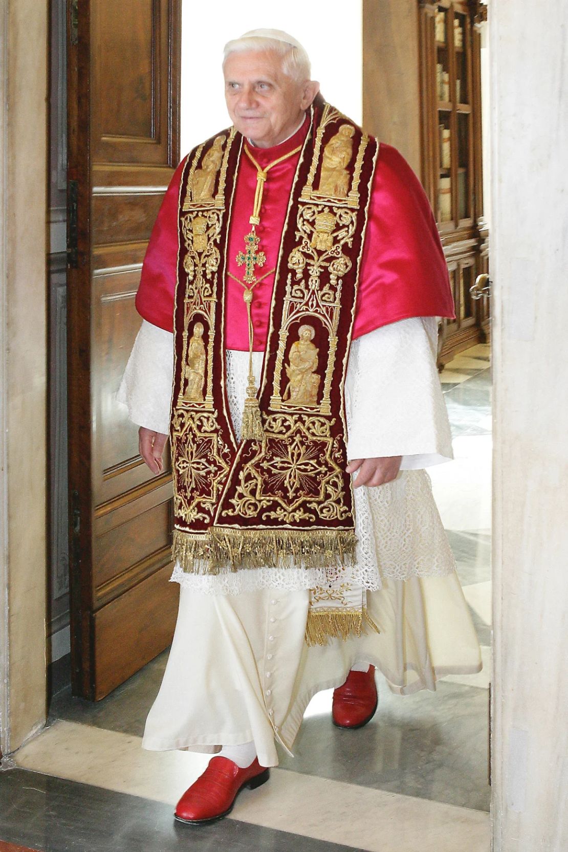El Papa Benedicto XVI era famoso por llevar mocasines de color rojo vivo y optar por gustos más maximalistas.