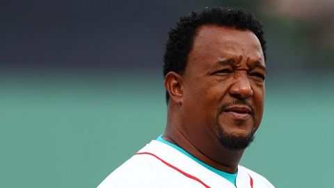 El exjugador de los Boston Red Sox, Pedro Martínez, en una ceremonia en honor al retiro del locutor y miembro del Salón de la Fama, Joe Castiglione, en Fenway Park el 29 de septiembre de 2024 en Boston, Massachusetts.