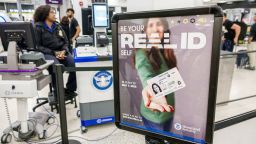 Un cartel sobre REAL ID en el Aeropuerto Internacional de Miami, Florida, en noviembre de 2023. La fecha límite para la REAL ID es el 7 de mayo de 2025.