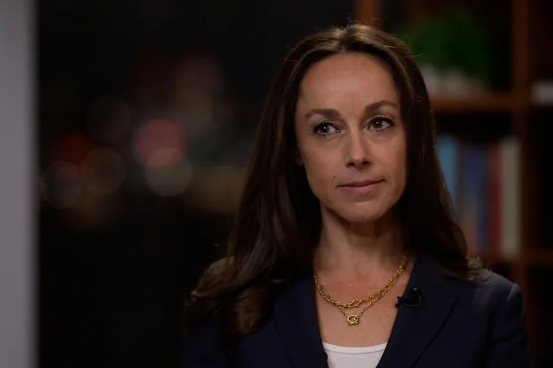 Rebecca Weiner se sienta para una entrevista con John Miller de CNN.