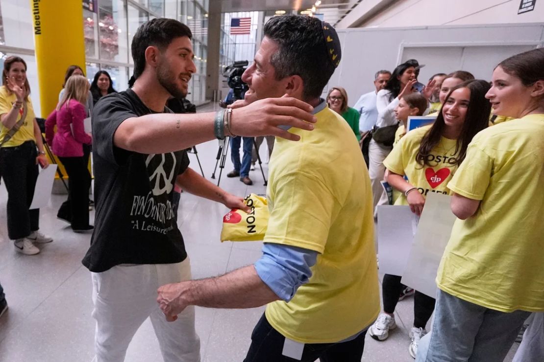 Omer Shem Tov es recibido a su llegada al aeropuerto Logan de Boston, el 15 de mayo.