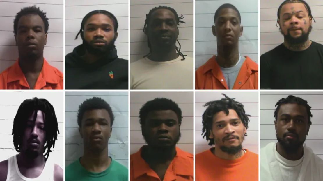 Los reclusos fugados han sido identificados como Corey Boyd, Dkenan Dennis, Jermaine Donald, Derrick Groves, Antoine Massey, Robert Moody, Kendell Myles, Gary Price, Leo Tate y Lenton Vanburen, informó WVUE, afiliada de CNN.