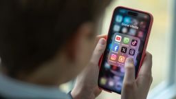 Los expertos dicen que los padres deben ayudar a sus hijos a evaluar lo que ven en las redes sociales, para que puedan detectar publicaciones problemáticas.