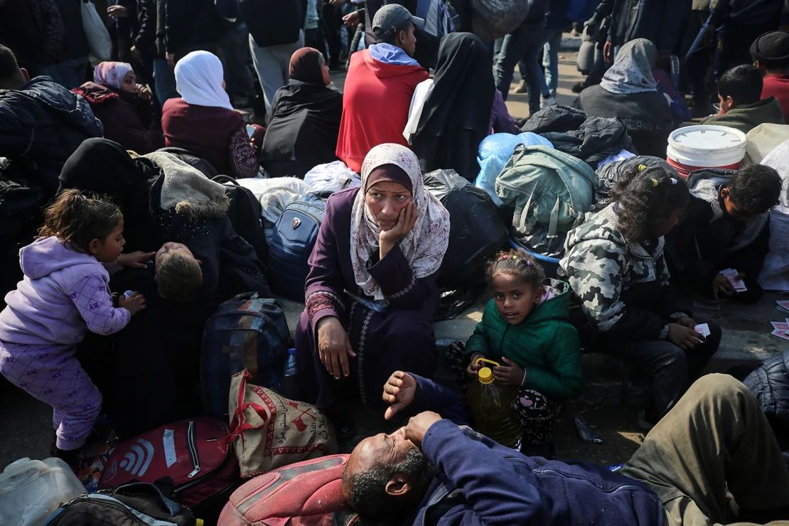 Palestinos esperan que se les permita regresar a sus hogares en el norte de Gaza, en medio de un alto el fuego entre Israel y Hamas, en el centro de Gaza, el 26 de enero de 2025.