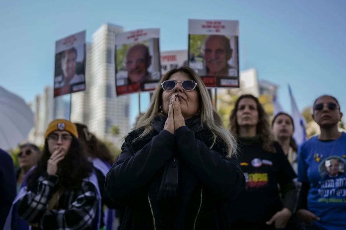 Los israelíes se reúnen en la Plaza de los Rehenes en Tel Aviv, a la espera de la liberación de Sagui Dekel-Chen, Alexandre Troufanov e Iair Horn el sábado.