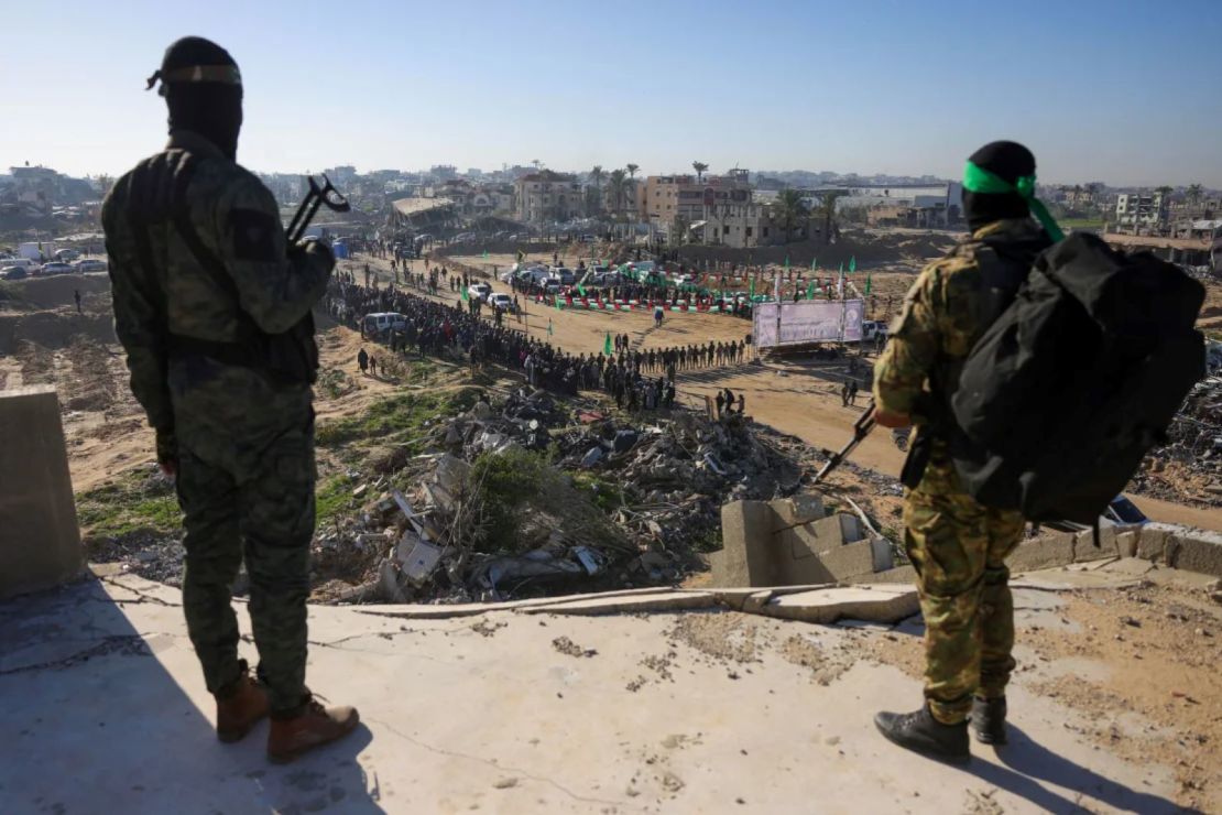 Militantes gazatíes vigilan la zona antes de entregar a los rehenes israelíes a un equipo de la Cruz Roja en Khan Younis el sábado 15 de febrero de 2025.