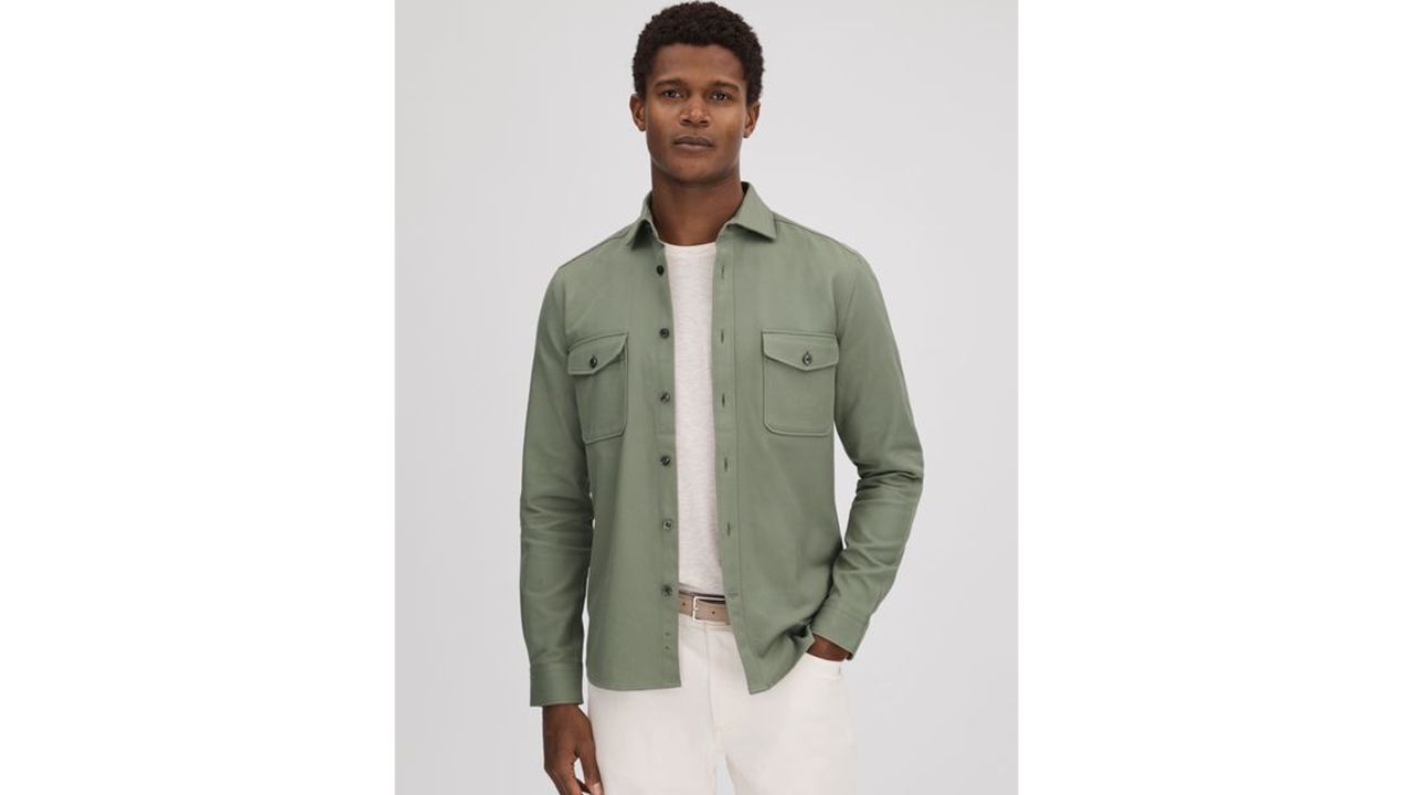 Man wearing reiss arlo overshirt in pistachio