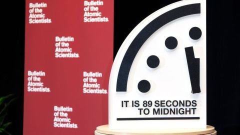 El Reloj del Juicio Final del Boletín de los Científicos Atómicos se exhibe en una conferencia de prensa en el Instituto de Paz de Estados Unidos en Washington el martes 28 de enero.