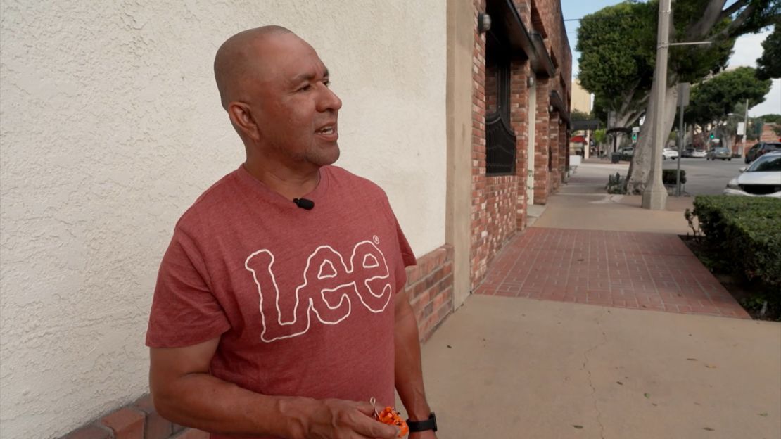 Ambrocio muestra los llaveros que hizo junto a otros compañeros mientras estuvo detenido.