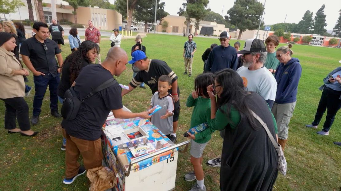 Ambrocio regaló paletas a sus clientes y amigos luego de obtener la libertad.