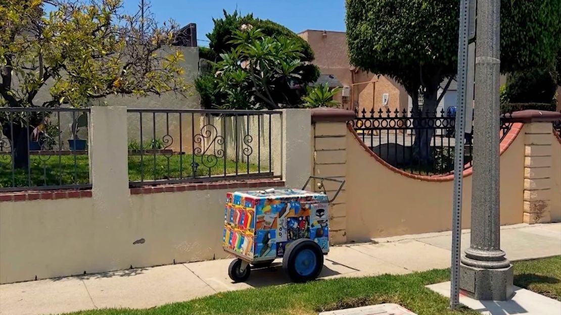 El carro de paletas con el que Ambrocio sale a trabajar cada día en Los Ángeles. Quedó abandonado el día en que fue detenido.