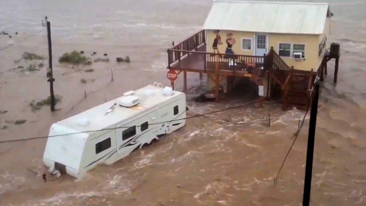 Video shows Hurricane Beryl causing floods in Sargent, Texas | CNN