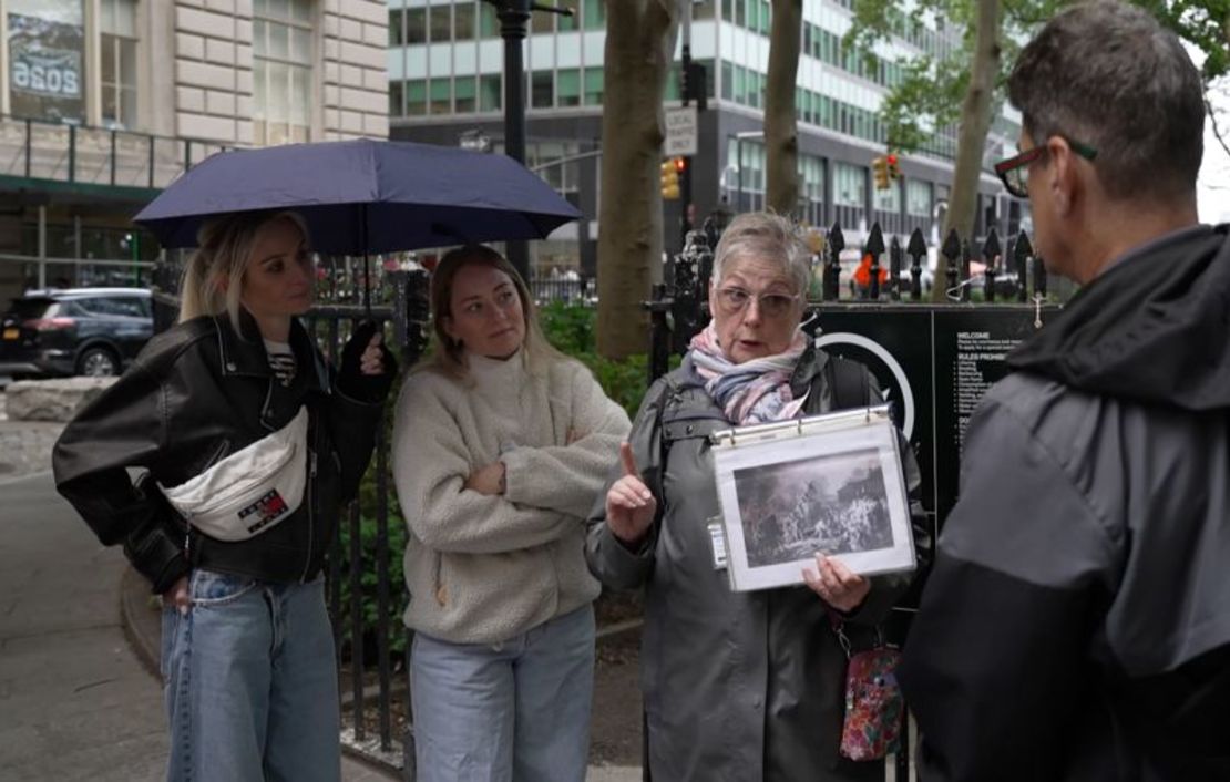 La guía Renée Rewiski lidera un reciente recorrido a pie por el bajo Manhattan en Nueva York. "Somos nosotros los que estamos sufriendo", afirma.