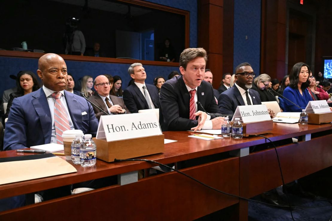 Los alcaldes de cuatro ciudades santuario testificaron ante un comité de la Cámara de Representantes en marzo. La alcaldesa de Washington, Muriel Bowser, no se encontraba entre ellos. Bowser ha declarado que ahora cree que el término "ciudad santuario" es "engañoso".