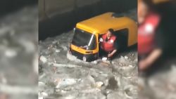 rescate auto tunel egipto trax.00_00_36_06.Still001.jpg