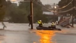 rescate hombre poste aferrado inundaciones texas.00_02_02_11.Still001.jpg