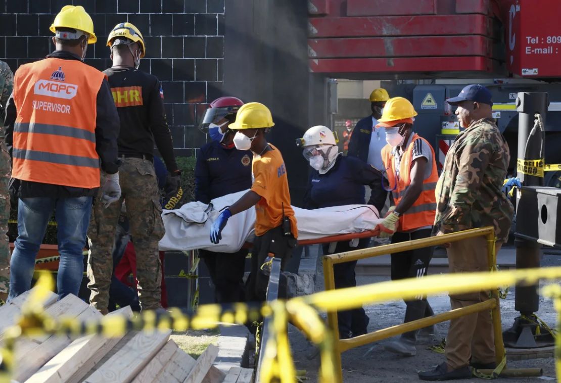 Los rescatistas recuperan el cuerpo de una víctima que murió en la tragedia del martes.
