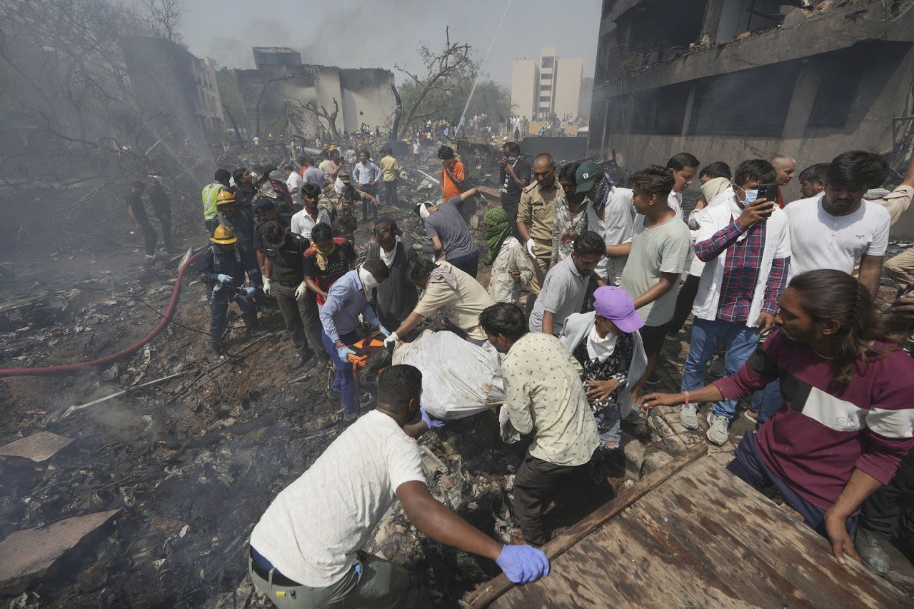 Los rescatistas llevan el cuerpo de una víctima de un avión que se estrelló en la ciudad de Ahmedabad, en el noroeste de la India