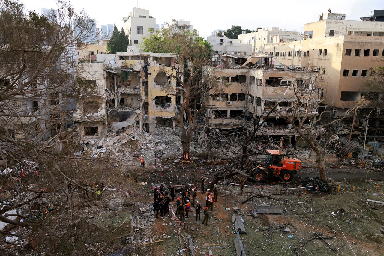 Los rescatistas se encuentran entre los escombros de un edificio dañado en Tel Aviv tras un ataque con misiles iraníes el lunes.