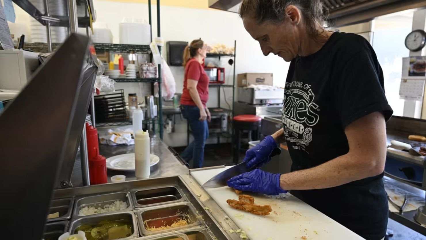 Un trabajador de Ike's Chili en Tulsa, Oklahoma, el 30 de julio. Los restaurantes locales como Ike's están buscando soluciones ante el aumento de los costes.